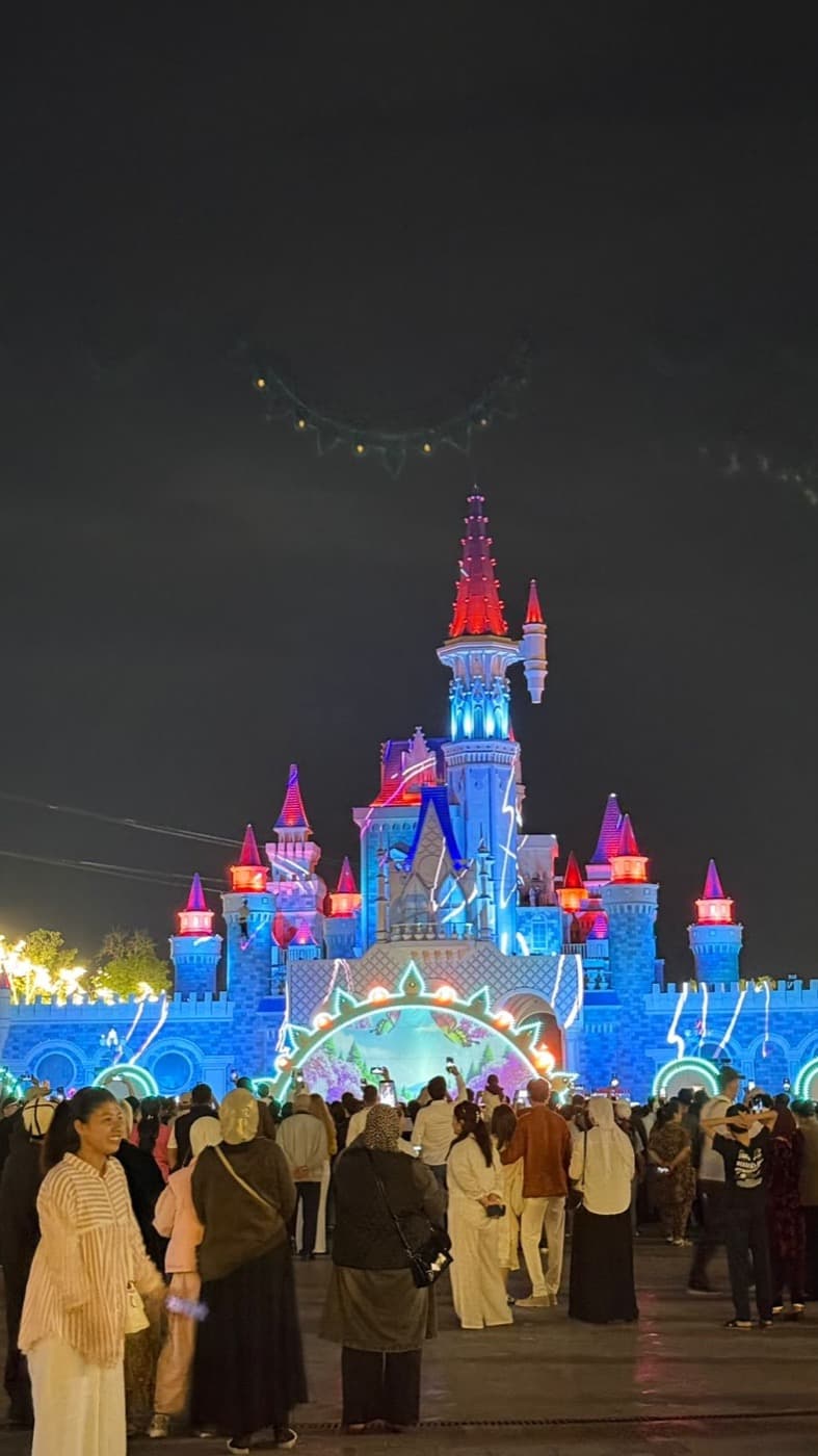 Шоу у замка в парке Magic City, Ташкент